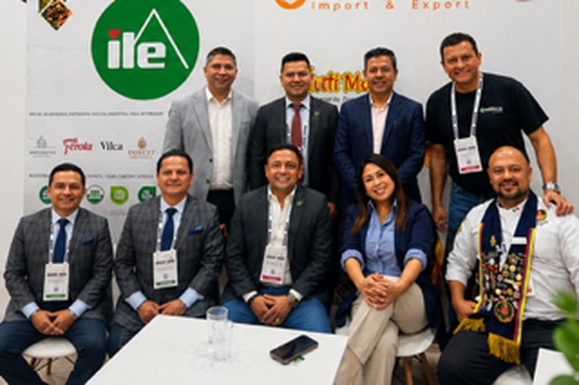 Il team di SLP Group con i partner Exótica allo stand ILE e Spondylus a una fiera internazionale dell'alimentare