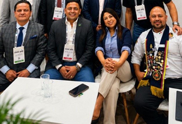 Pamela Pavon e il team al tavolo dei partner produttori durante la fiera